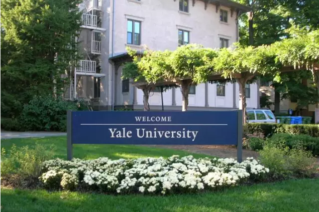 耶鲁大学是美国历史上建立的第三所大学，今为常青藤联盟的成员之一。它和哈佛、普林斯顿大学齐名，历年来共同角逐美国大学和研究生院前三名的位置。