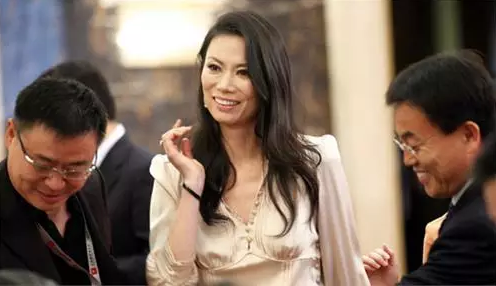 还有传奇人物邓文迪，也是毕业于耶鲁的哦！